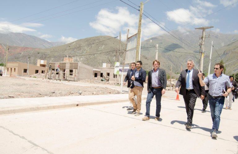 La comitiva oficial recorrió sectores del pueblo que aún continúan en obra.