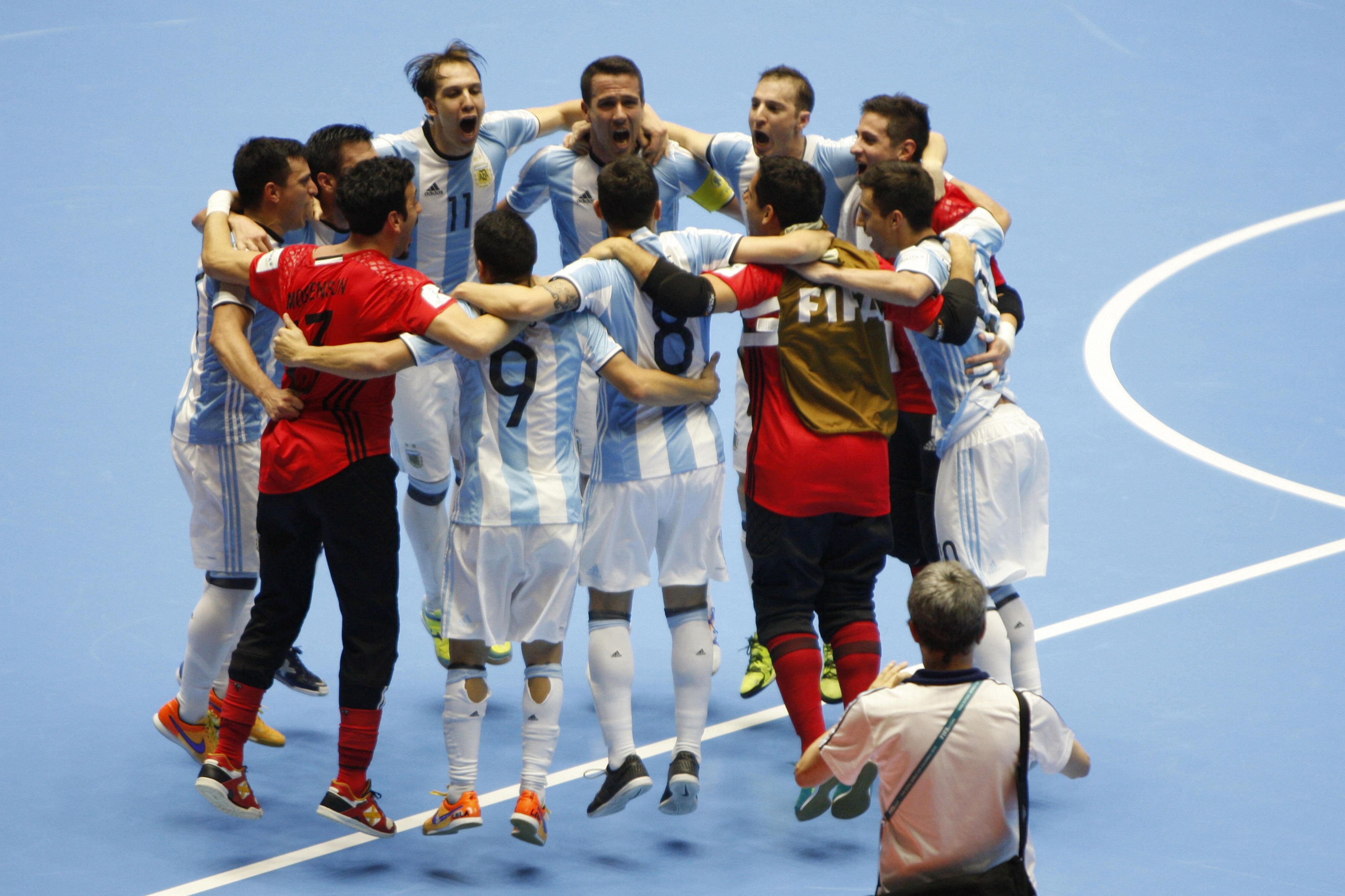 COL01. BUCARAMANGA (COLOMBIA), 22/09/2016. -Los jugadores de Argentina celebran su victoria sobre Ucrania hoy, jueves 22 de septiembre de 2016 en un partido por los octavos de final la Copa Mundial de Fútsal FIFA Colombia 2016. Argentina venció a Ucrania 1-0 en tiempo extra. EFE/STR.