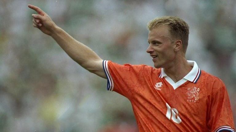 El delantero holandés Dennis Bergkamp viajó por última vez en avión al Mundial en Estados Unidos. Ya le tenía temor a los vuelos, pero en aquel viaje una amenaza de bomba retrasó el vuelo. Y durante la travesía, un pozo de aire provocó una caída libre y un gran susto. Al año siguiente, el holandés firmó con el Arsenal y puso una cláusula: no viajar en avión.