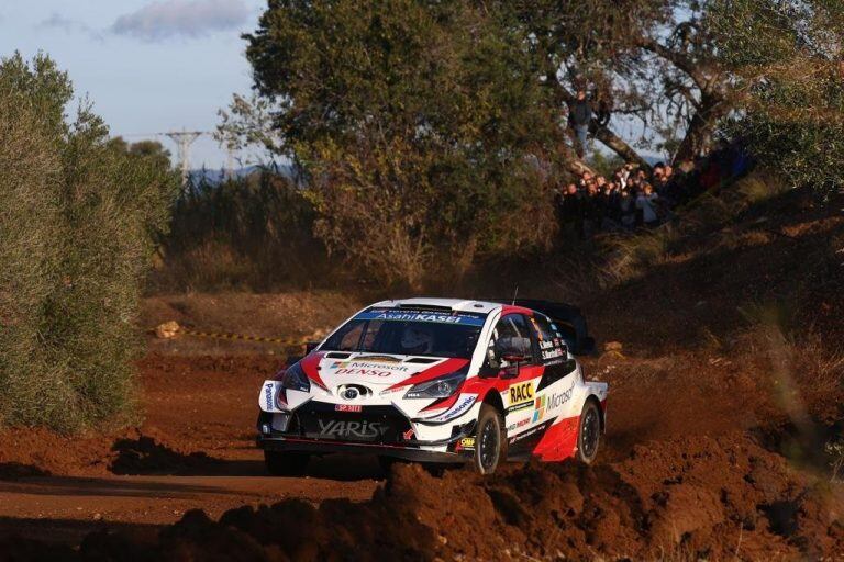 Kris Meeke y su navegante Seb Marshall (Toyota), durante el shakedown del Rally de España. El ensayo tuvo lugar en un tramo de un kilómetro, con tierra en la primera parte y asfalto sobre el final.