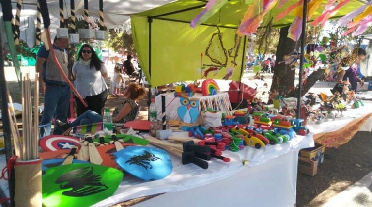 La feria se realiza sábado y domingo de 10 a 19 horas (Vía Santa Rosa)