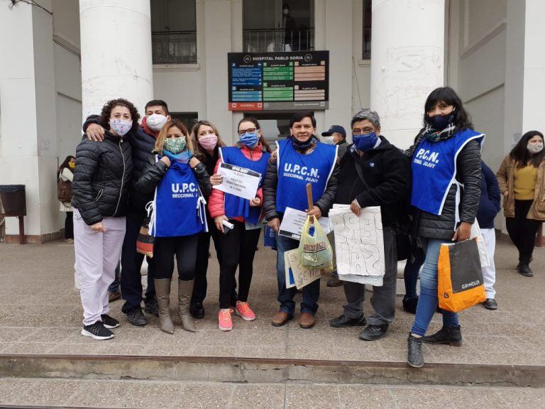 Delegados y afiliados de UPCN Jujuy que encabezaron la protesta en el hospital "Pablo Soria" de San Salvador de Jujuy.