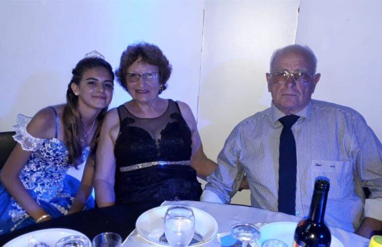 Angélica junto a Brisa y su  marido, quien fue uno de los que colaboró en la fiesta.