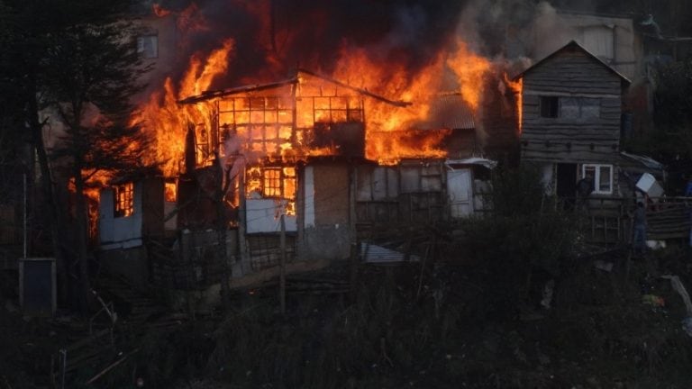 Incendio en San Martín de los Andes: más de 20 personas se quedaron sin hogar (Gentileza)