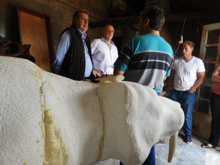 Uset y Elustondo visitaron el taller donde Fernado Cárdenas construye las réplicas