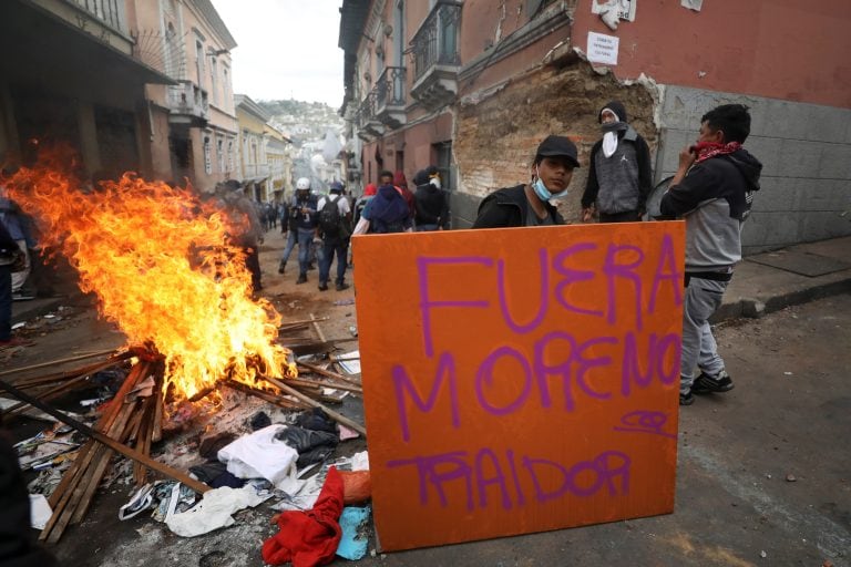 "Fuera Moreno traidor", reza una de los carteles durante la manifestación de este miércoles en el centro de Quito. Foto: AP/Fernando Vergara.