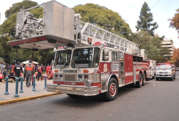 Las distintas dotaciones de Bomberos Voluntarios de Mendoza recorrieron las calles de la ciudad.