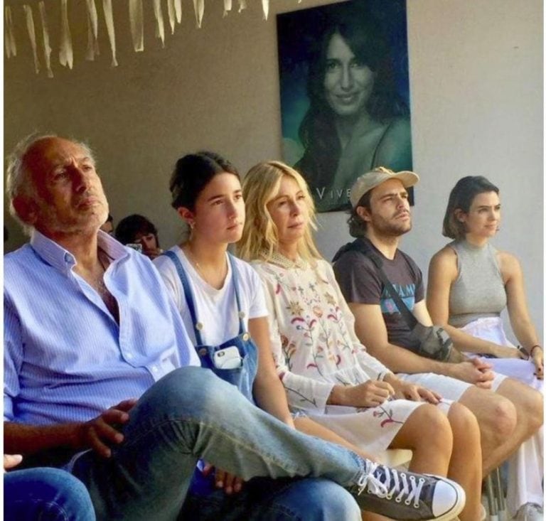 Gustavo Yankelevich, Azul, la hija de Romina Yan, Cris Morena, Peter Lanzani y Agustina Cherri en la inauguración de la primera "Casa Romina Yan", un hogar para ayudar a los chicos necesitados a poder estudiar (Foto: Archivo)