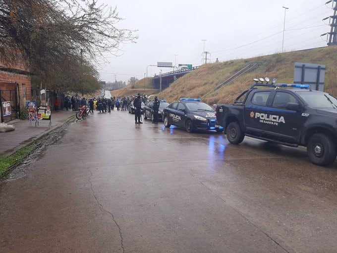 Tensión entre la policía y vecinos tras el vuelco de un camión con carne en el Acceso Sur. (@everarnoldo)