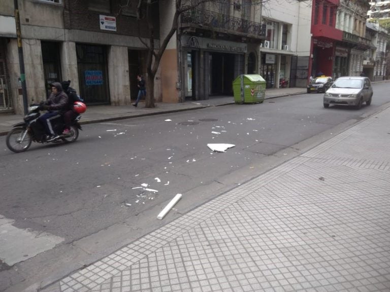 Fuertes ráfagas de viento ocasionaron destrozos en la ciudad.