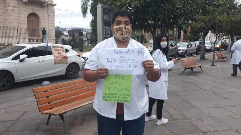 Un numeroso grupo de profesionales recibió en la plaza Belgrano a la caravana del "bocinazo".