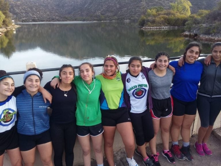 El equipo de básquet aprovechó el paisaje para entrenar.