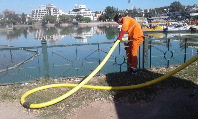 Limpieza municipal del lago San Roque.