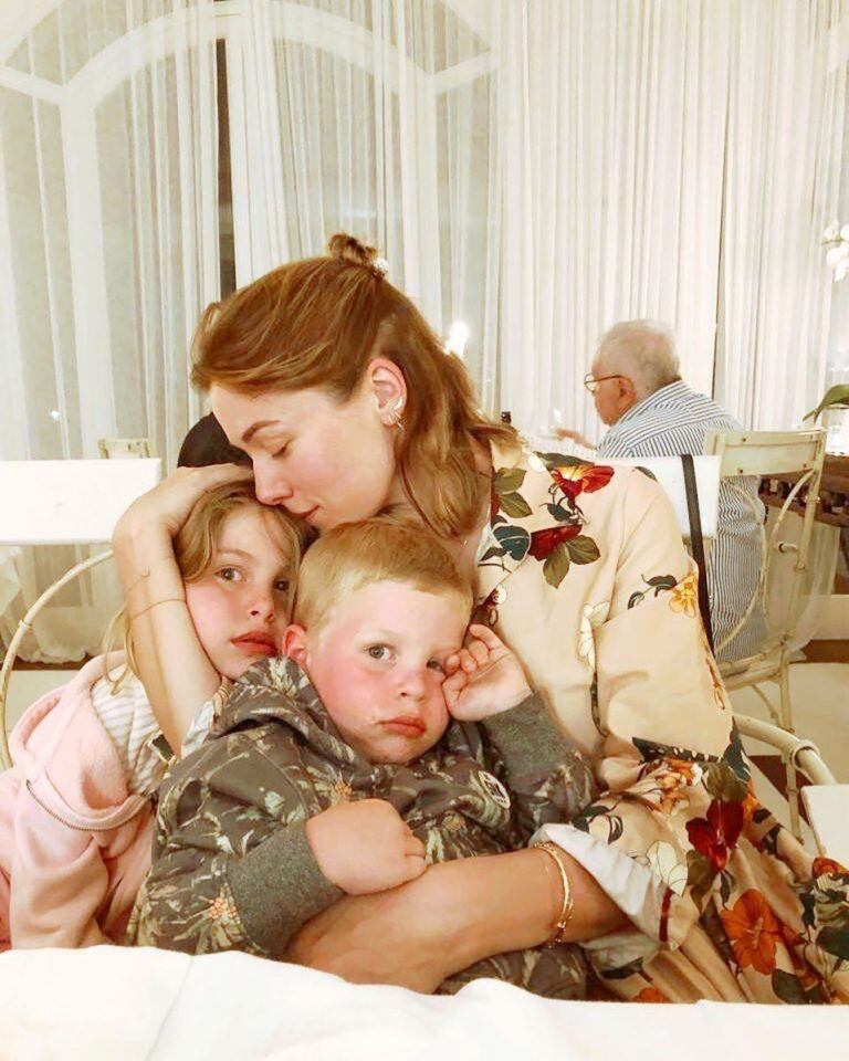 Sarah Felberbaum junto a Olivia y Noah  (Foto: Instagram)