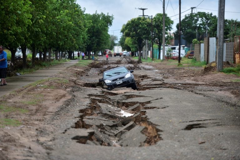 Impresionante grieta se abrió en el asfalto en barrio Parque Liceo Tercera Sección.