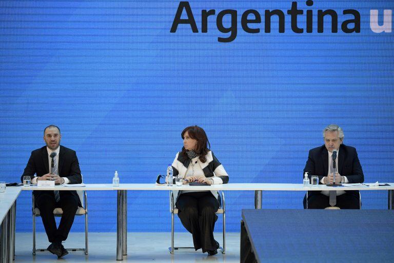 Martín Guzmán, Cristina Kirchner y Alberto Fernández.El Presidente dijo que gobierno metió “un gol”, respecto al acuerdo con los acreedores privados. (Foto: Juan Mabromata/Pool via REUTERS/File Photo)