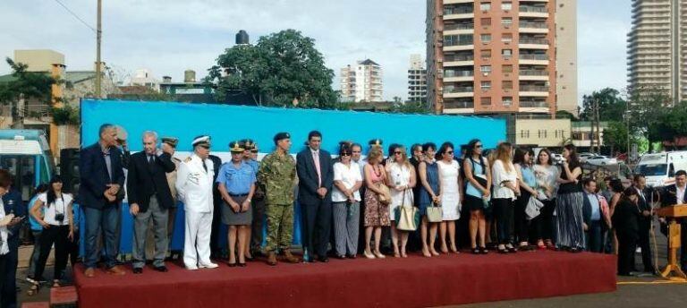 Joaquín Losada, intendente de Posadas, entregó placas a los familiares de veteranos y caídos en Malvinas. (MisionesOnline)