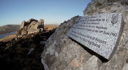 La lápida en Puerto Howard que recuerda el lugar exacto donde se ocultó Hamilton antes de caer en combate. El oficial inglés fue condecorado postmortem por la valentía que demostró al enfrentar a los comandos argentinos y al cubrir a su camarada.