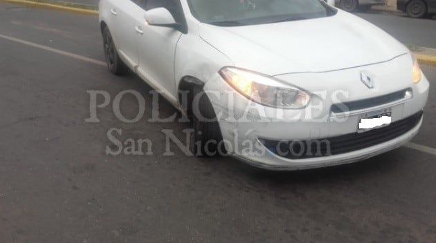 El auto terminó con rayones en el paragolpes delantero. (Policiales San Nicolás)