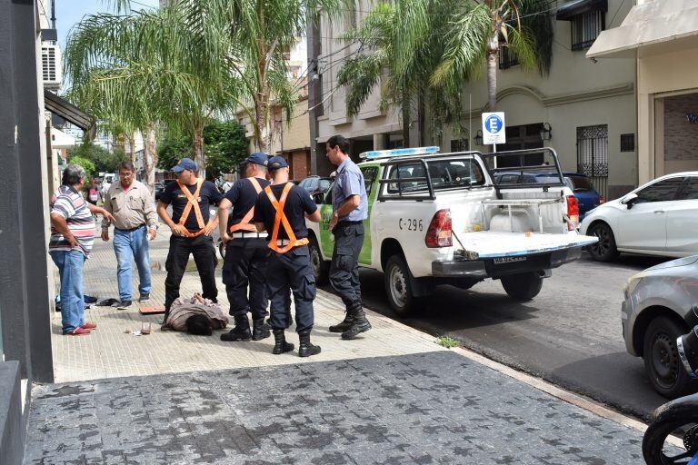 Vecino justiciero atrapó a ladrón que robó a un portero. Foto Diario época.