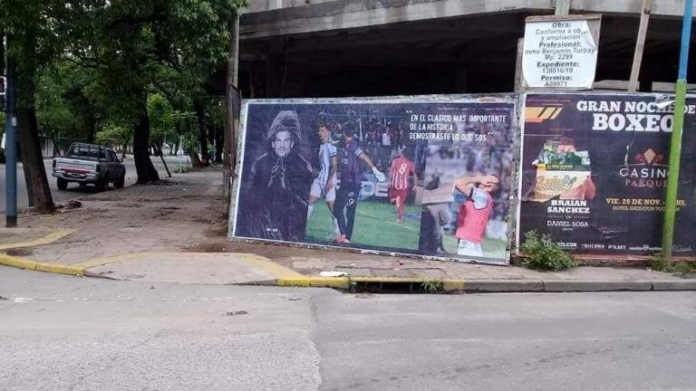 Hinchas de San Martín recordaron en las calles tucumanas el histórico triunfo del Santo sobre Atlético en el Monumental José Fierro.