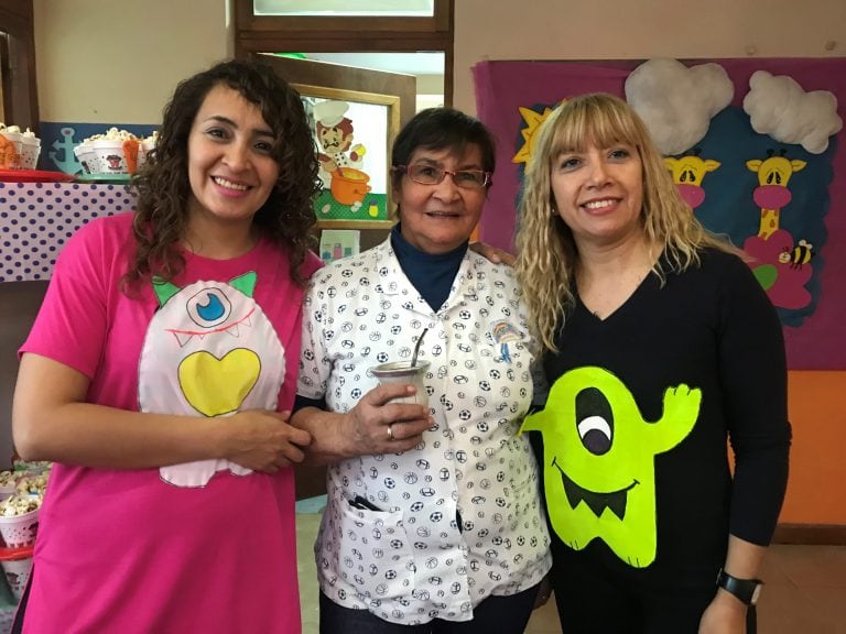 Vicedirectora Patricia Villegas junto a maestras jardineras.