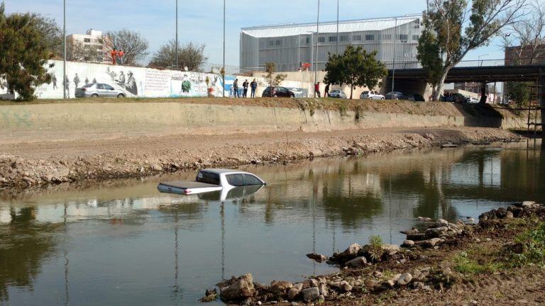 Camioneta cayó al Suquía a la altura del Panal.