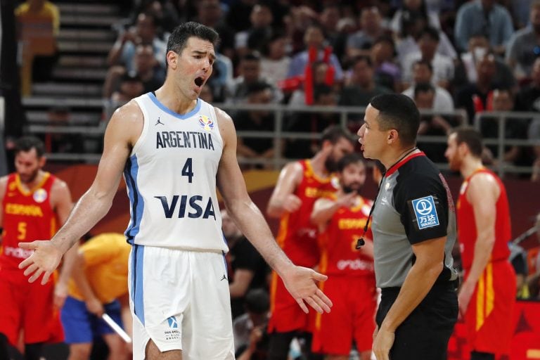 Luis Scola, en plena final. (EFE)