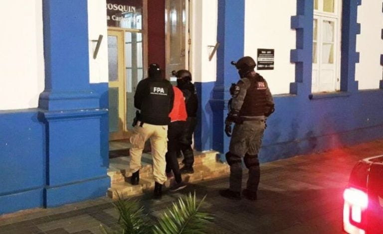 La mujer fue detenida en Cosquín por comercializar droga a menores.