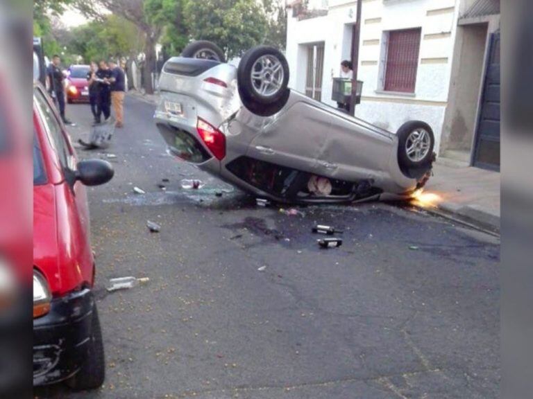 Impresionante choque y vuelco en pleno centro puntano.