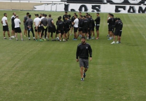 Mientras el plantel recibía las consignas de Alaniz, Martín Abaurre se dirigía al camarín para ultimar detalles.