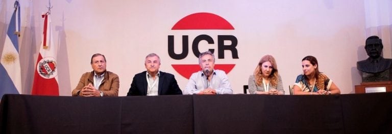 El gobernador Morales, en la mesa de conducción de la UCR nacional.