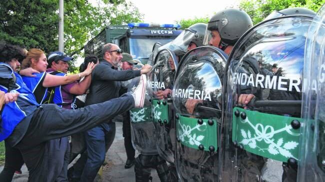 Momento en el que el abogado Larrubia quería entrar al vicerectorado (Emiliana cantera).