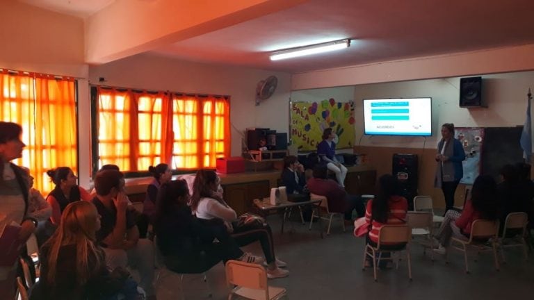 Talleres de fortalecimiento familiar en la escuela Comandante Espora, Alta Gracia.