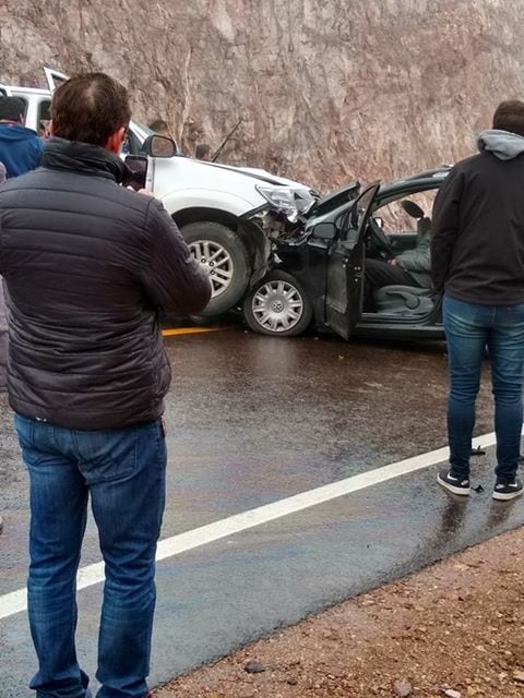 Fuerte choque frontal en San Rafael