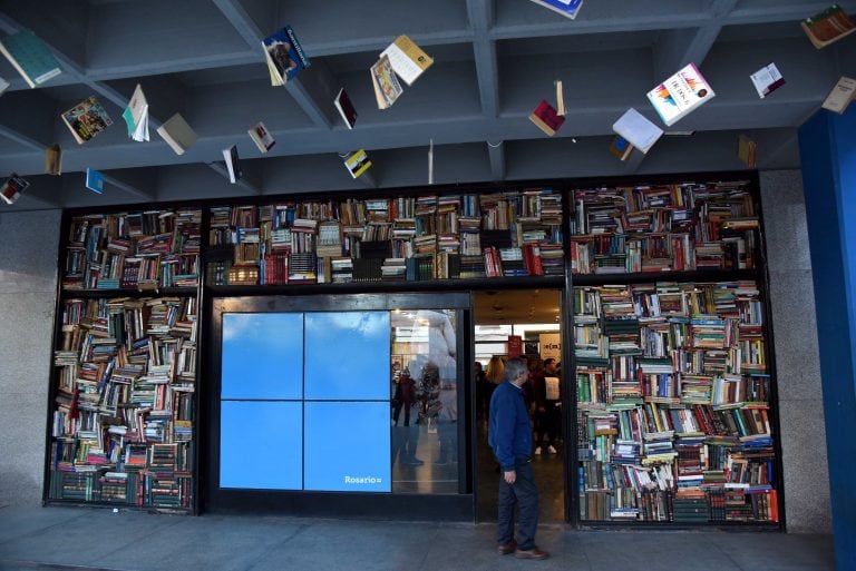 Comenzó la Feria del Libro en Rosario con una gran concurrencia de público.