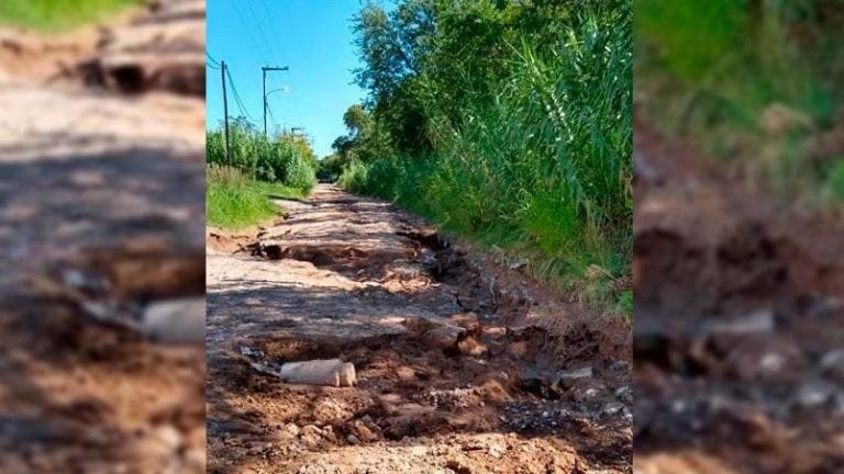 En calle De Los Latinos al 7.000 de barrio Los Boulevares 10 fábricas quedaron incomunicadas tras las lluvias. (El Doce TV)