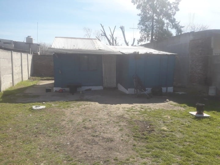 La casilla donde vivían los padres del bebé abandonado en Florencio Varela junto a sus dos hijos.