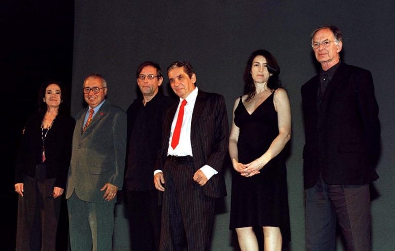 Ricardo Aronovich integrando el Gran Jurado del 19° Festival Internacional de Cine de Mar del Plata, en marzo de 2004. En la foto, durante la ceremonia de apertura, de izquierda a derecha Ana María Picchio, Ernesto Pérez, Aronovich, Domingos De Oiveira, Ángeles González Sinde y Donald Ranvaud. (EFE)