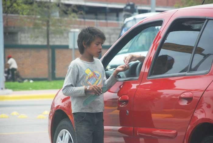 Crece el número de chicos que piden limosna en las calles y distintas ONGs piden una ley nacional para hacer un censo específico.