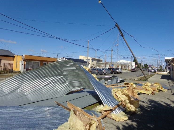 Estragos provocados por el fuerte viento en la ciudad de Río Grande.