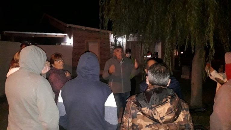 Carlos Ávila frente a la casa de Augusto Lemble (foto  Radio Comunidad Claromecó)