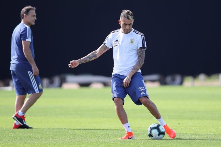 El futbolista argentino Roberto Pereyra patea una pelota durante un entrenamiento de la Selección Argentina. (AP/Edison Vara)