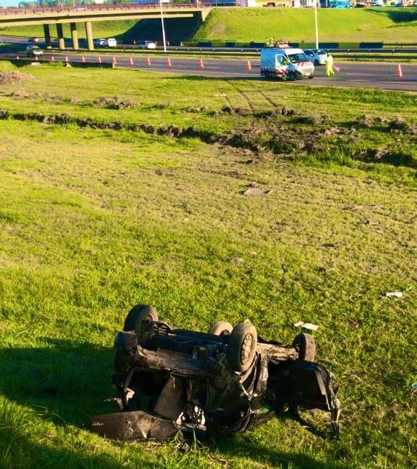 Un Renault Sandero terminó volcado en la banquina de Circunvalación a la altura de Ovidio lagos. (@mauroyasprizza)