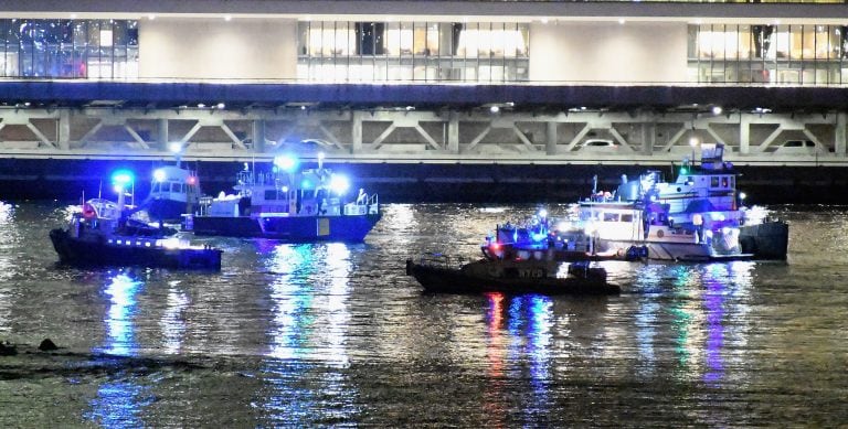 Continúan las tareas de rescate luego de la caída de un helicóptero en Nueva York. (Foto: AFP)