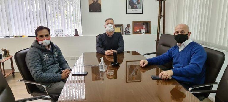 Esteban Avilés en una reunión clave en Carlos Paz. (Foto: prensa municipal).