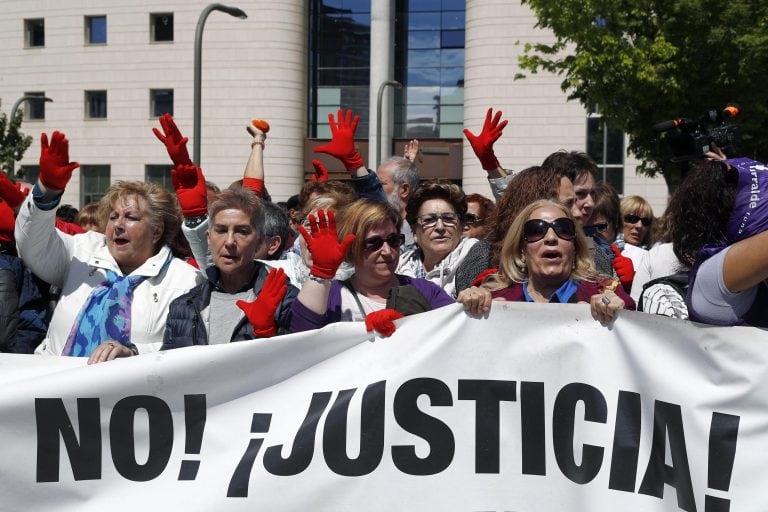 La Audiencia de Navarra ha condenado a cada uno de los cinco jóvenes conocidos como La Manada a 9 años de cárcel por un delito continuado de abuso sexual con prevalimiento y no por agresión sexual, al no apreciar violencia, contra una joven en Pamplona durante los sanfermines de 2016. (Web)