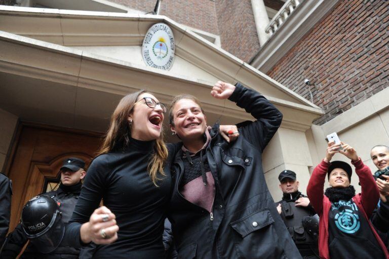 Mariana Gómez (d) junto a su novia, Rocío Girat, tras conocer la sentencia por haber besado a su pareja en Constitución. (Rolando Andrade)