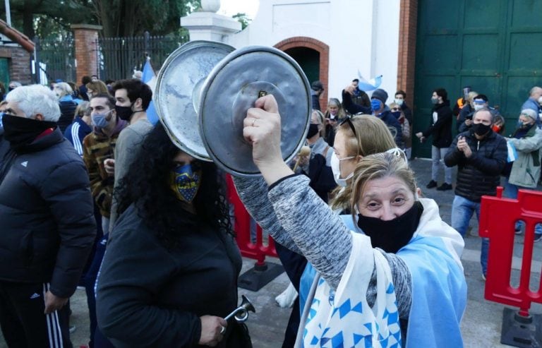 Banderazo por la Revolución en la quinta de Olivos (Foto: Clarín)