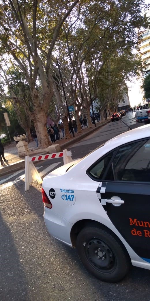 Una larga fila en la plaza 25 de Mayo frente a la sede central del Correo Argentino en Rosario para cobrar el IFE. (Municipalidad Rosario)